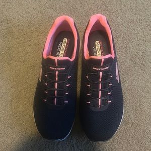 Barely worn size8 w Skechers with memory foam.